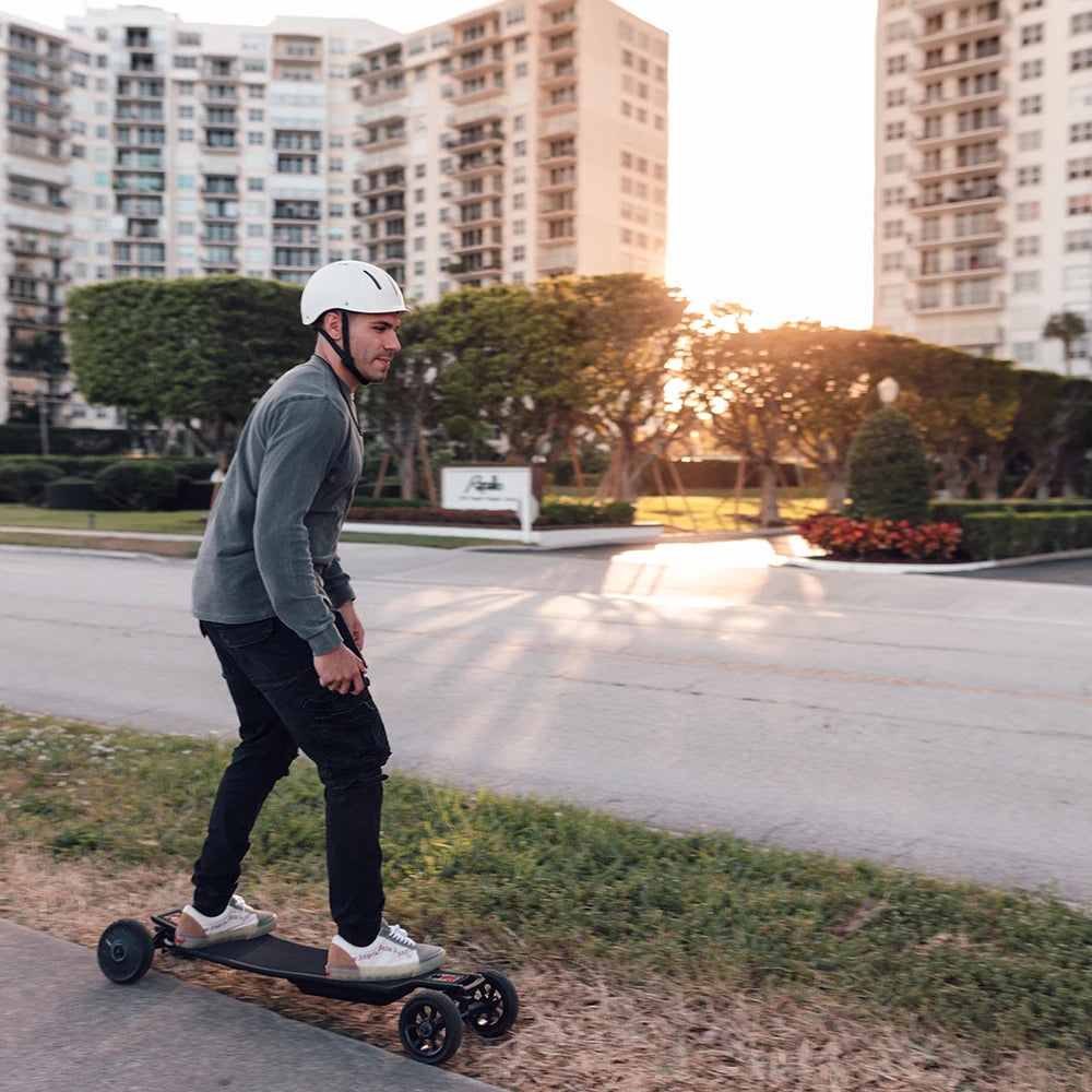 Maxfind FF AT High Speed 165MM Wheels Off Road Electric Skateboard 3000W Power Fast Swappable Battery Design