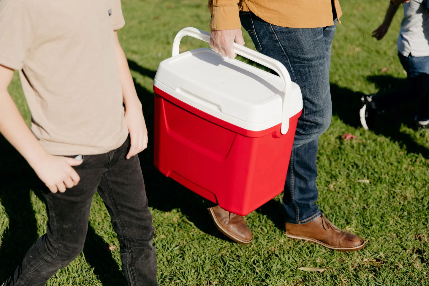 28 QT Outdoor Picnic Camping Cooler with Swing Away Handle for One Hand Carrying Ideal for Picnic Camping and Parties